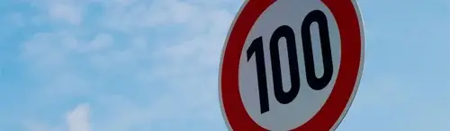 ¡Adiós a los 120 km/h! El Nuevo Límite de Velocidad a 100 km/h se Extiende por las Autopistas y Autovías Españolas